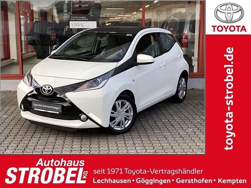 Pianosaweiß Gebraucht 2015 Toyota Aygo X-play Kleinwagen | 8.290 € (Guter Preis) - Bild 1/4