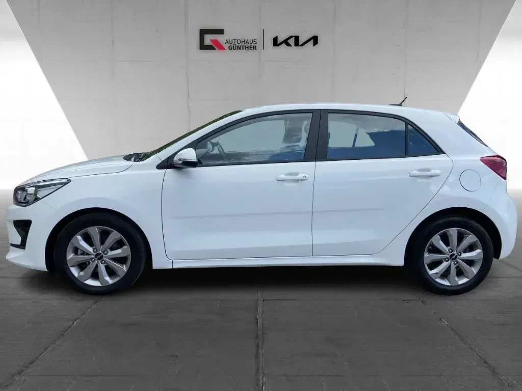 Używany Kia Rio Vision 101 KM (74 kW) 2023 Biały Sedan/Limuzyna