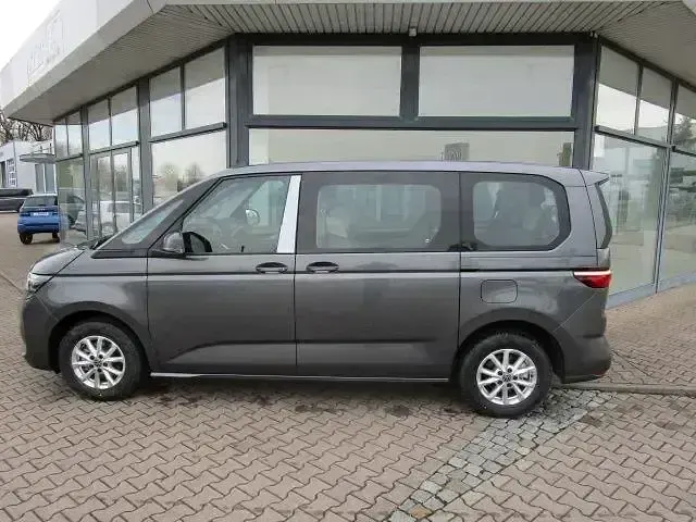 Gebraucht VW Multivan Life 110 PS (80 kW) 2024 Grau Van / Kleinbus