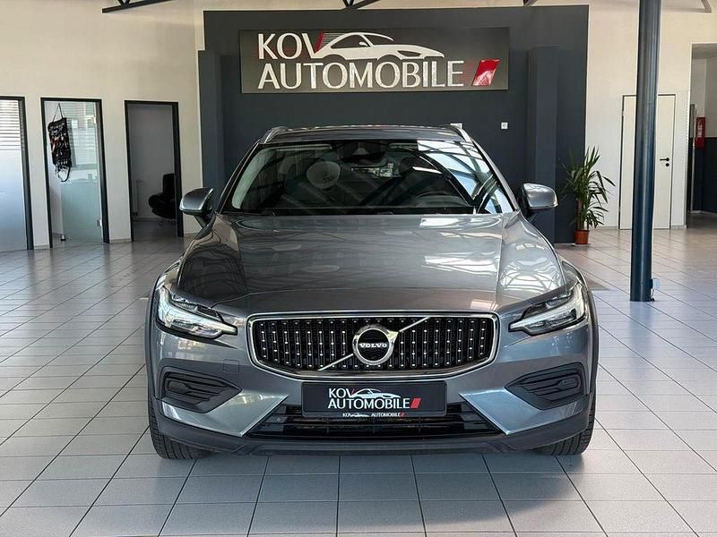 Grau Gebraucht 2019 Volvo V60 CC Pro Kombi | 21.900 € (Fairer Preis) - Bild 1/4