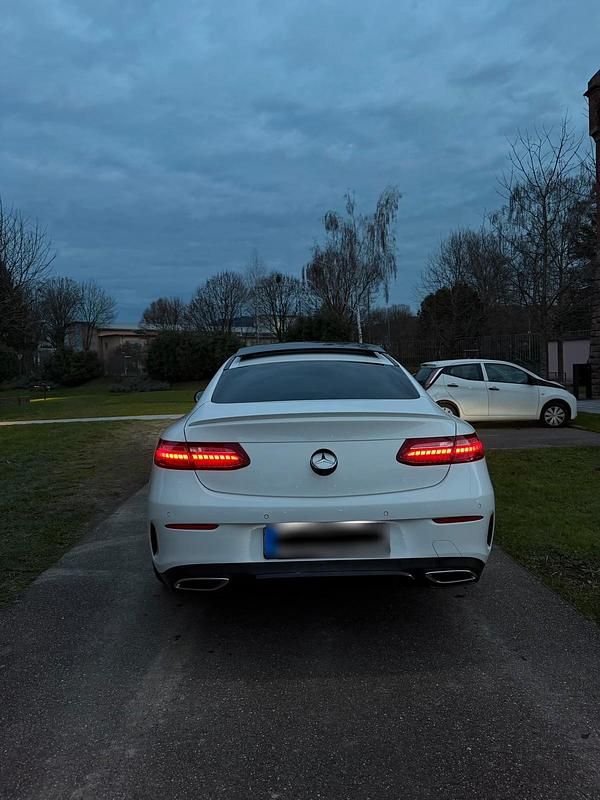 Gebraucht Mercedes E220 AMG 190 PS (139 kW) 2021 Weiß Coupé