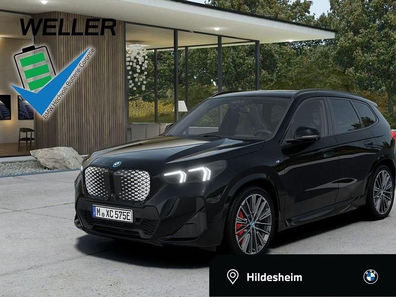 Black sapphire (schwarz) Gebraucht 2025 BMW iX1 M Sport SUV | 59.990 € - Bild 1/3