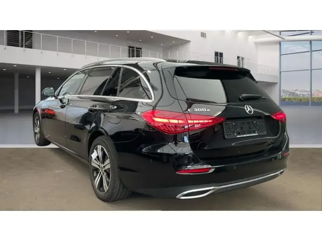 Gebraucht Mercedes C300e 313 PS (230 kW) 2023 Schwarz/baltic black Kombi