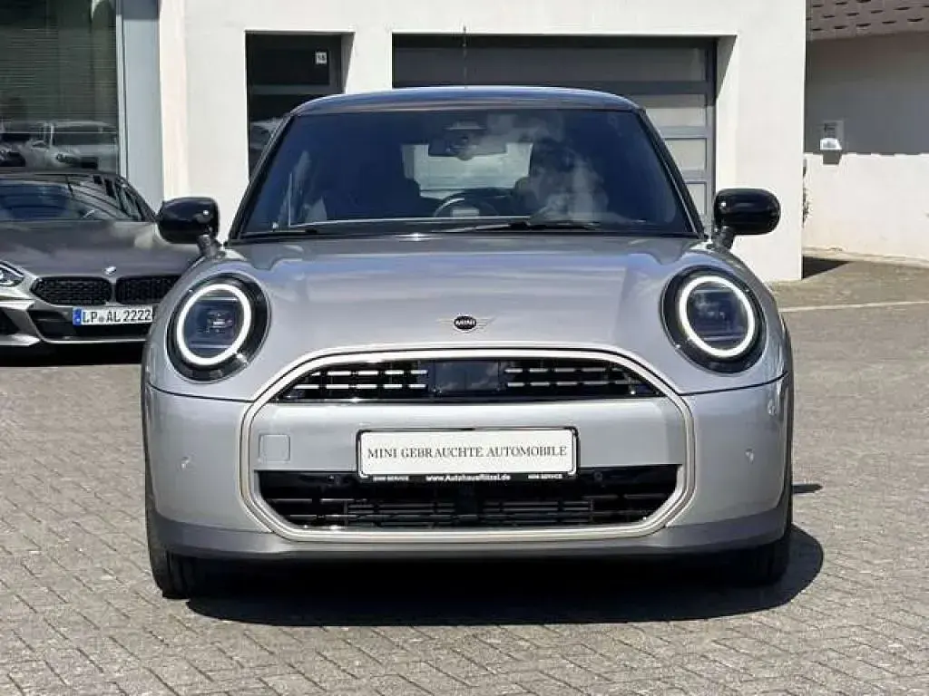 Gebraucht Mini Cooper Favoured 156 PS (114 kW) 2024 Melting silver iii (metallic) Kleinwagen