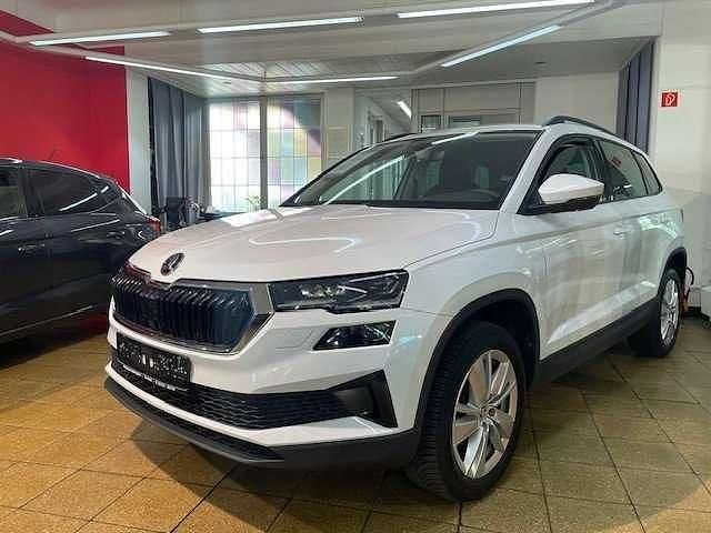Weiß (metallic) Gebraucht 2024 Skoda Karoq Selection SUV | 29.990 € (Fairer Preis) - Bild 1/4