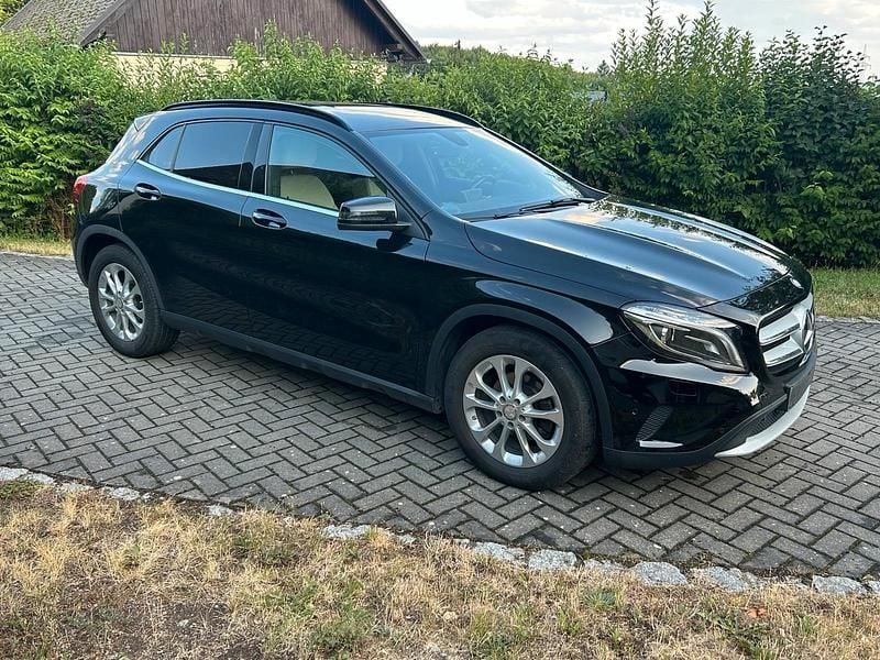 Schwarz Gebraucht 2014 Mercedes GLA220 SUV | 12.900 € (Superpreis) - Bild 1/4