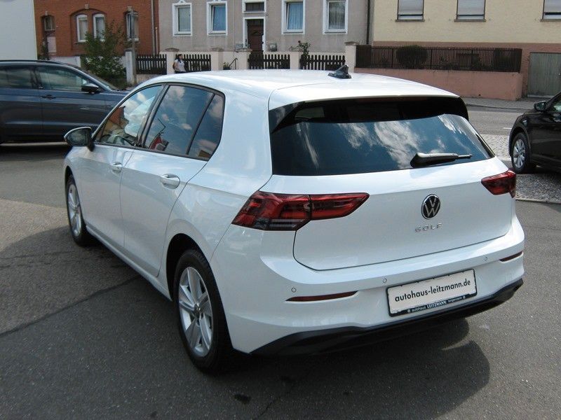 Second-hand VW Golf VIII Life 131 CP (96 kW) 2021 Alb Berlinǎ