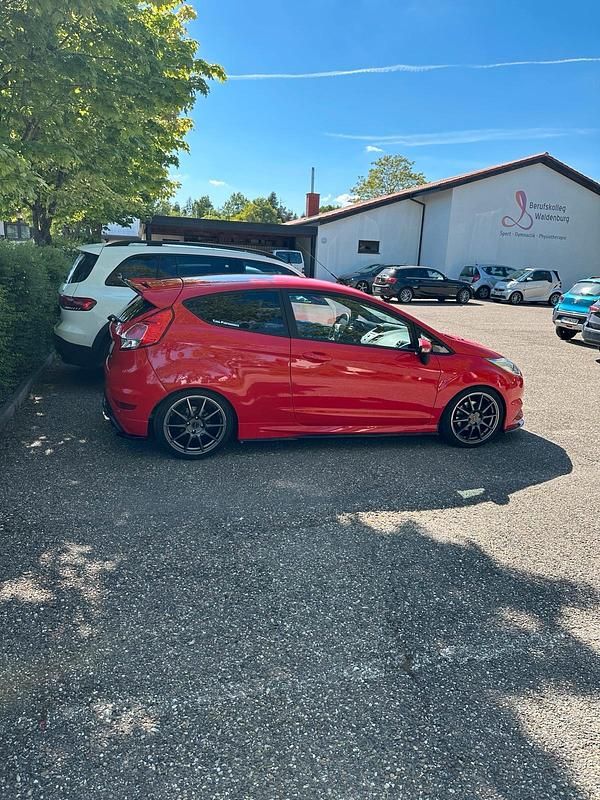 Gebraucht Ford Fiesta ST 182 PS (133 kW) 2014 Rot Kleinwagen