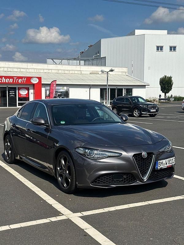 Grau Gebraucht 2016 Alfa Romeo Giulia Super Limousine | 17.500 € (Fairer Preis) - Bild 1/4