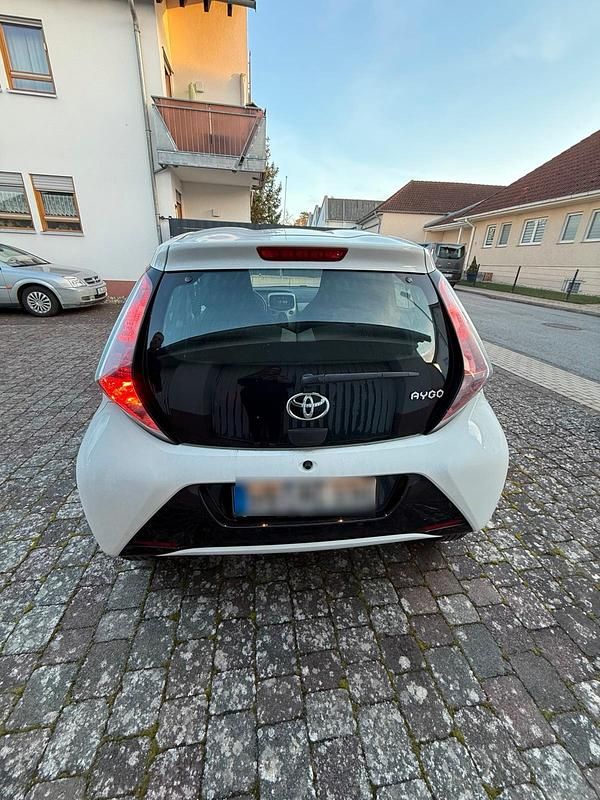 Gebraucht Toyota Aygo 69 PS (50 kW) 2014 Weiß Kleinwagen
