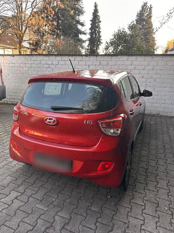 Gebraucht Hyundai i10 87 PS (63 kW) 2015 Rot Kleinwagen
