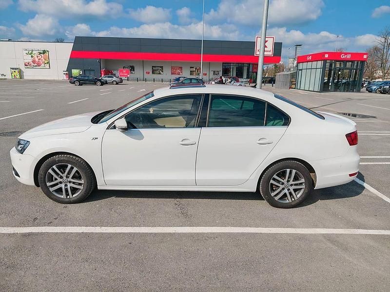 Second-hand VW Jetta Highline 122 CP (89 kW) 2012 Alb Berlinǎ