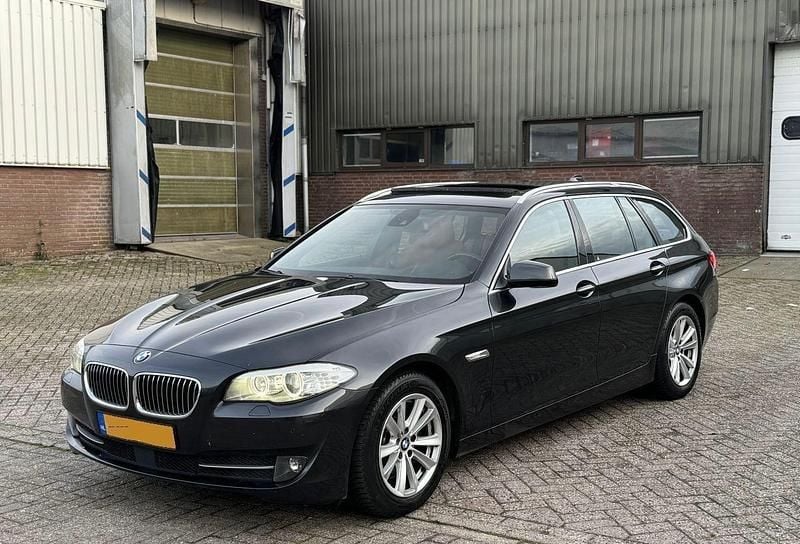 Schwarz Gebraucht 2019 BMW 520 M Sport Kombi | 14.900 € - Bild 1/4