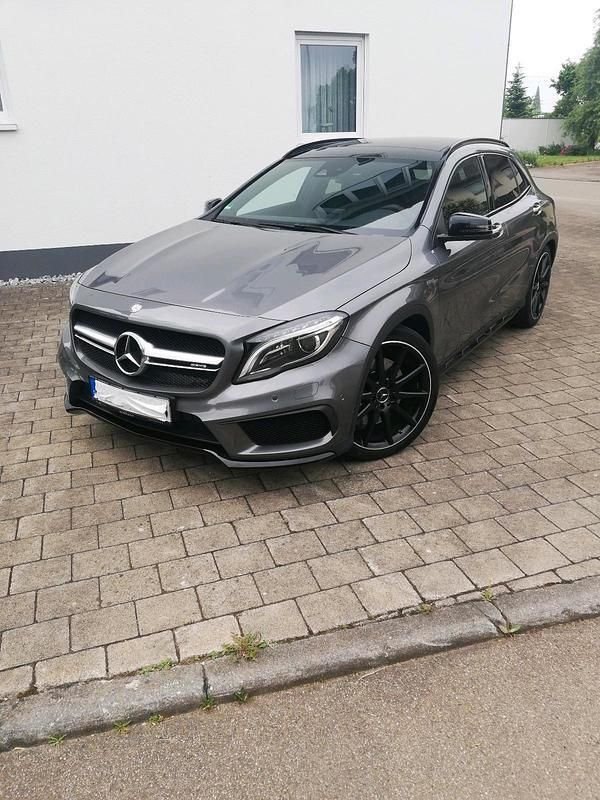 Grau Gebraucht 2018 Mercedes GLA45 AMG AMG SUV | 32.200 € (Fairer Preis) - Bild 1/4