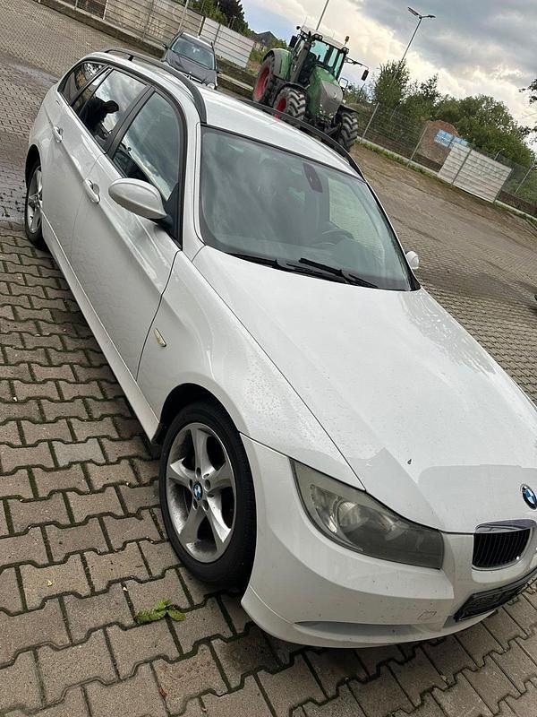 Weiß Gebraucht 2007 BMW 320 Kombi | 3.200 € (Guter Preis) - Bild 1/4