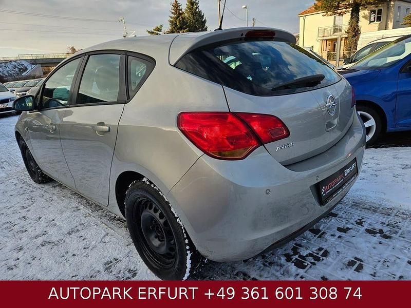 Gebraucht Opel Astra Edition 116 PS (85 kW) 2010 Beige Limousine