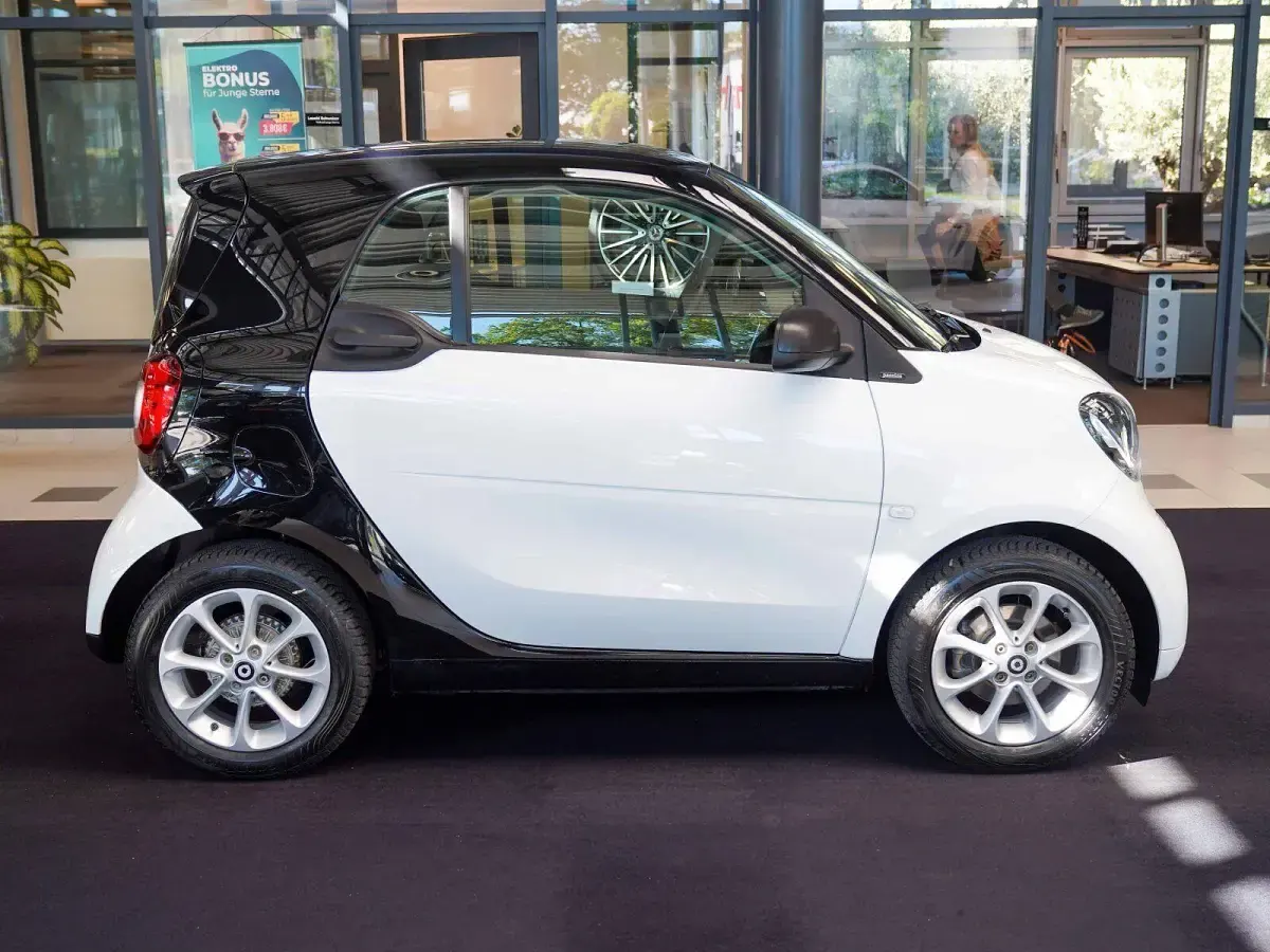 Gebraucht Smart ForTwo Coupé 71 PS (52 kW) 2018 Bodypanels in white Coupé