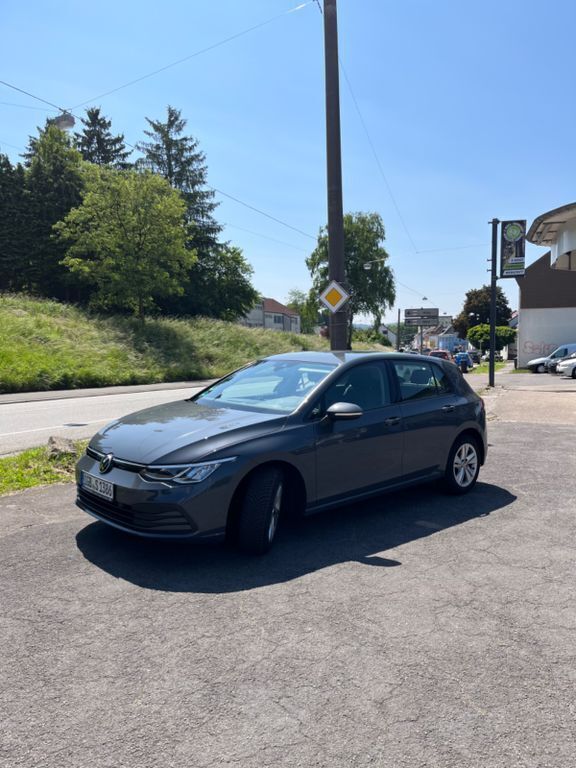 Grau Gebraucht 2020 VW Golf VIII Life Limousine | 16.500 € (Fairer Preis) - Bild 1/4