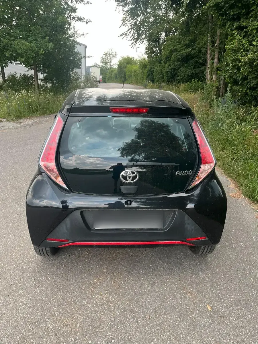Gebraucht Toyota Aygo 69 PS (50 kW) 2016 Schwarz Kleinwagen