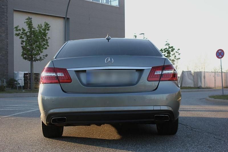 Gebraucht Mercedes E200 Avantgarde 184 PS (135 kW) 2013 Silber Limousine