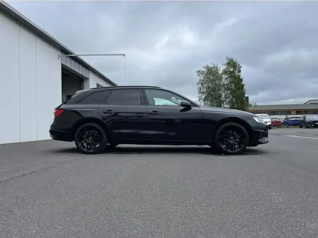 Używany Audi A4 S-Line 150 KM (110 kW) 2022 Czarny Kombi