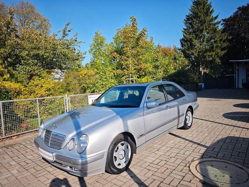 Silber Gebraucht 2000 Mercedes E200 Limousine | 4.490 € (Fairer Preis) - Bild 1/4