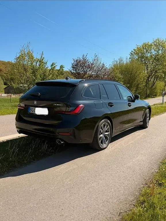 Gebraucht BMW 330e Sport Line 292 PS (214 kW) 2022 Schwarz Kombi