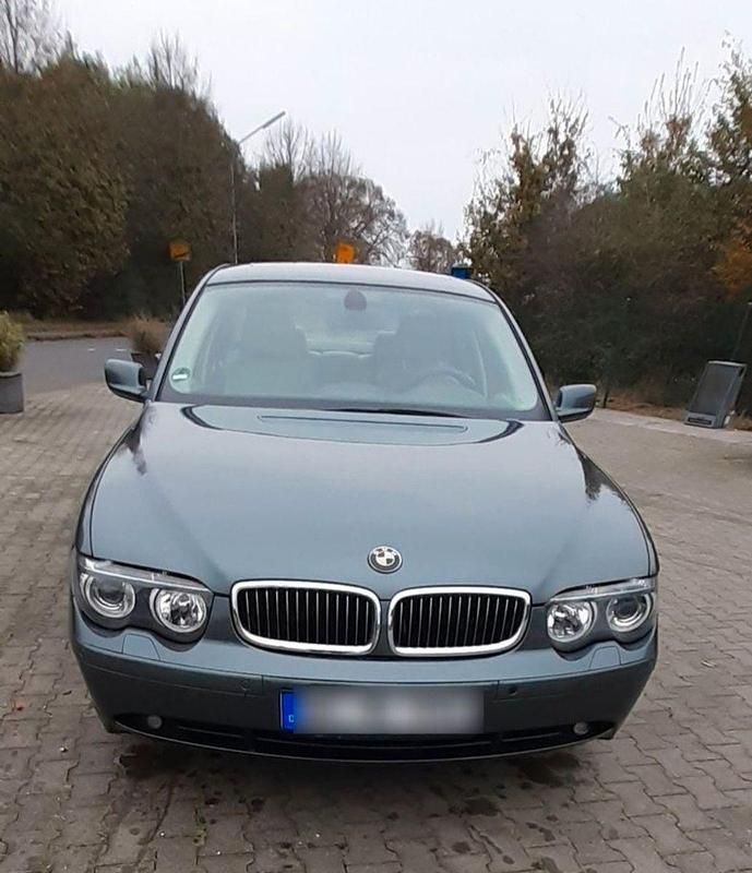 Grau Gebraucht 2004 BMW 735 Limousine | 2.895 € (Guter Preis) - Bild 1/4