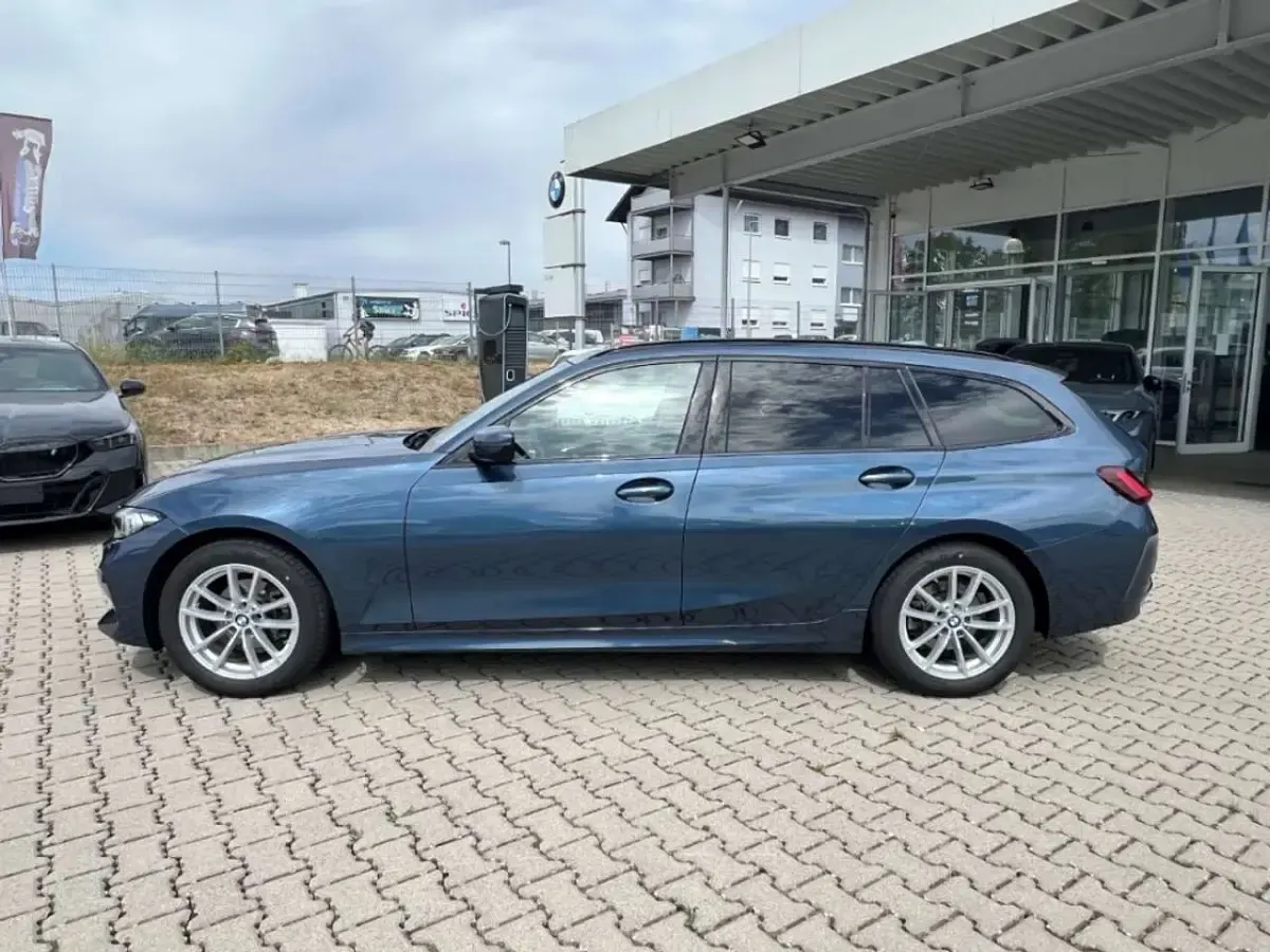 Gebraucht BMW 318 170 PS (125 kW) 2025 Blau Kombi