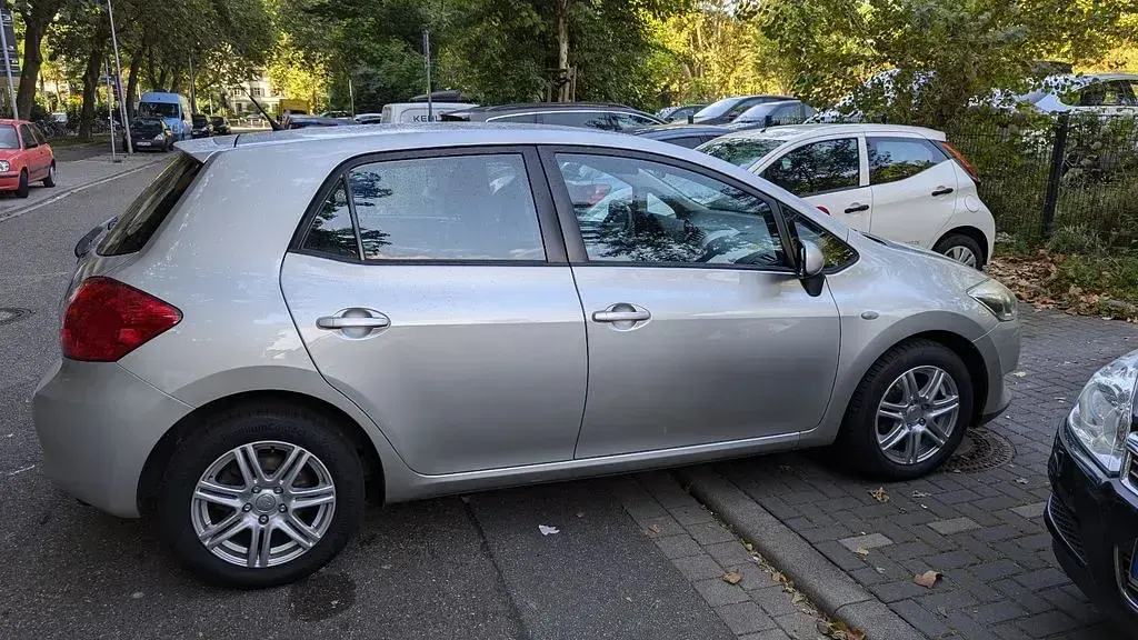 Gebraucht Toyota Auris 97 PS (71 kW) 2009 Silber Kleinwagen