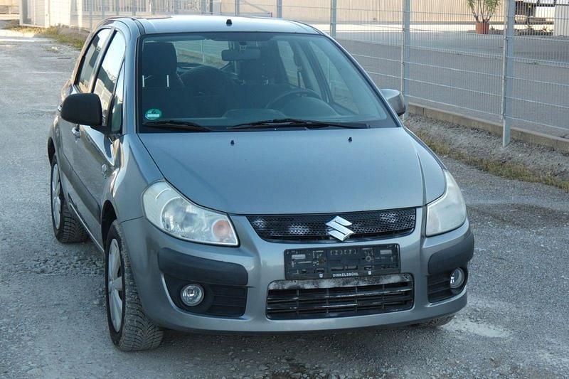 Grau Gebraucht 2006 Suzuki SX4 Club Kleinwagen | 1.490 € - Bild 1/4