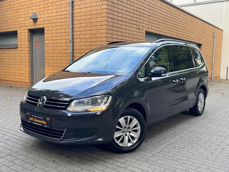 Grau Gebraucht 2011 VW Sharan Comfortline Van / Kleinbus | 14.990 € (Teuer) - Bild 1/4