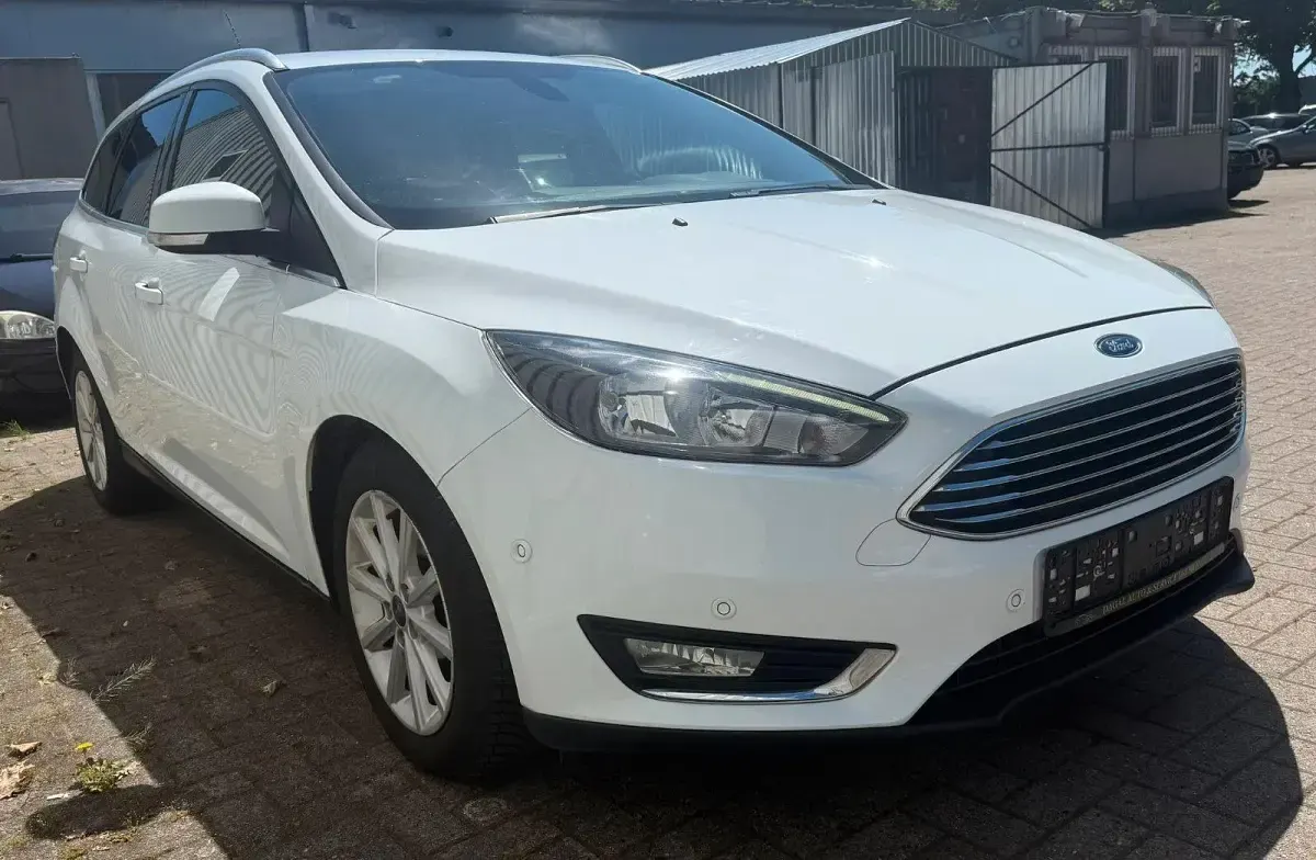 Gebraucht Ford Focus Titanium 125 PS (91 kW) 2017 Weiß Kombi