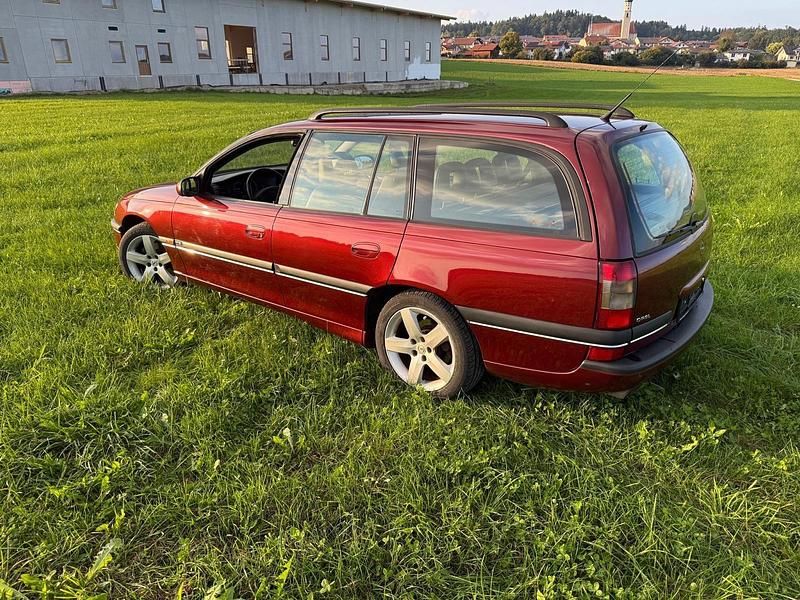 Rot Gebraucht 1994 Opel Omega Kombi | 14.999 € - Bild 1/4