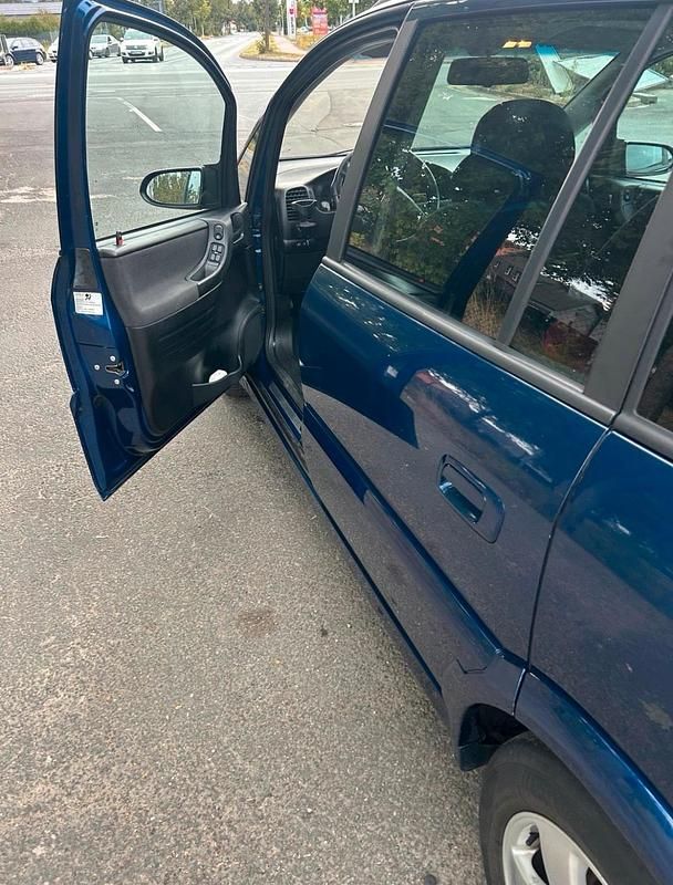 Blau Gebraucht 2005 Opel Zafira Van / Kleinbus | 1.650 € (Etwas zu teuer) - Bild 1/4