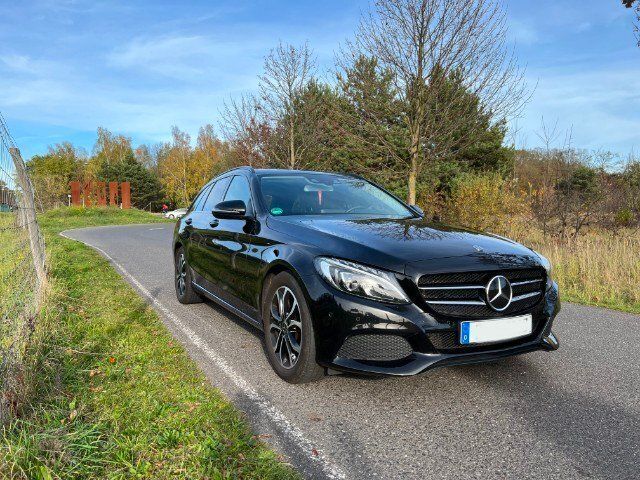 Schwarz Gebraucht 2017 Mercedes C250 Avantgarde Kombi | 31.900 € - Bild 1/4