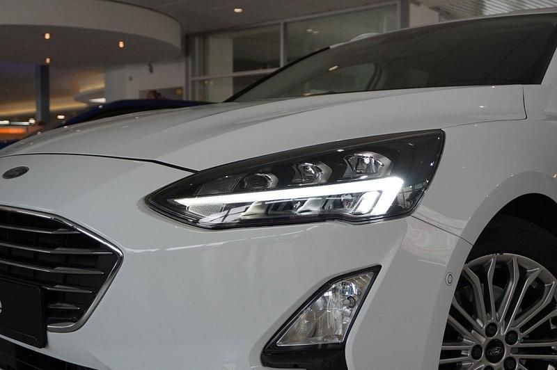 Gebraucht Ford Focus Titanium 120 PS (88 kW) 2021 Frozen white Limousine