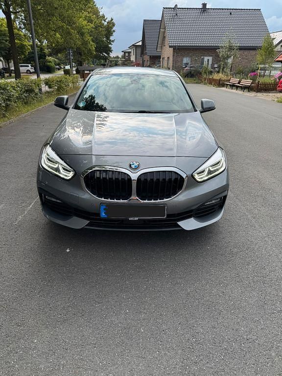 Grau Gebraucht 2023 BMW 118 Advantage Kleinwagen | 25.400 € (Fairer Preis) - Bild 1/4
