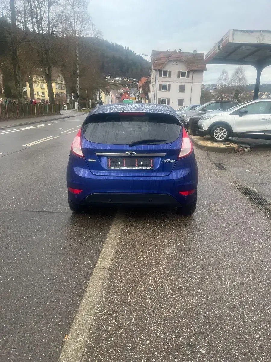 Gebraucht Ford Fiesta Titanium 125 PS (91 kW) 2015 Blau Kleinwagen