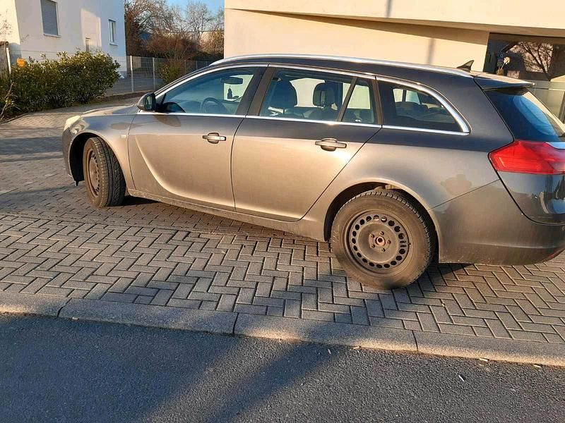 Grau Gebraucht 2010 Opel Insignia Kombi | 4.800 € (Teuer) - Bild 1/4