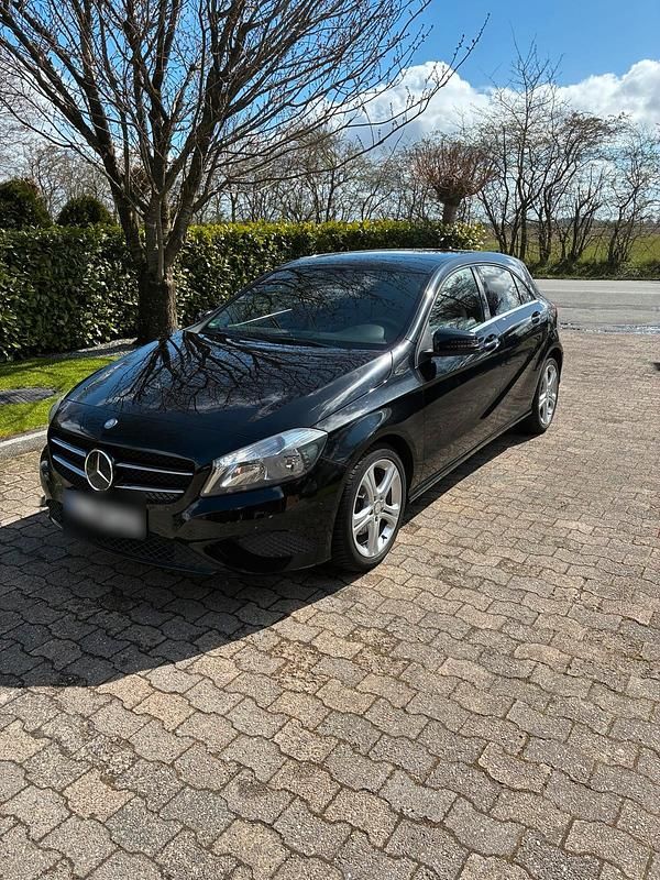 Gebraucht Mercedes A180 122 PS (89 kW) 2013 Schwarz Limousine