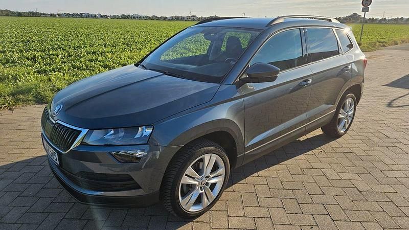 Grau Gebraucht 2021 Skoda Karoq Style SUV | 22.899 € (Superpreis) - Bild 1/4