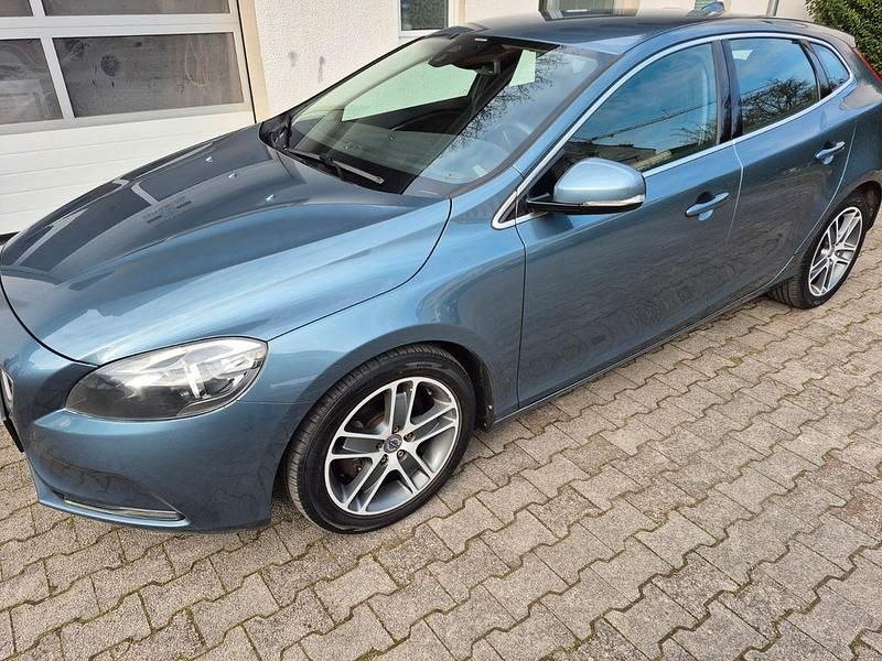 Gebraucht Volvo V40 Momentum 114 PS (83 kW) 2014 Blau Limousine