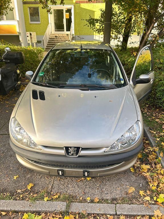 Grau Gebraucht 2005 Peugeot 206 Limousine | 1.399 € (Fairer Preis) - Bild 1/4