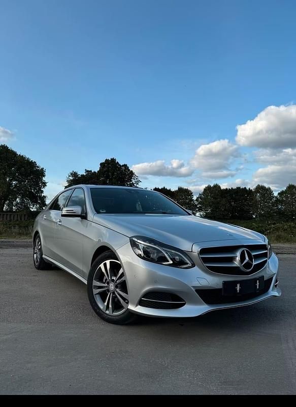 Silber Gebraucht 2015 Mercedes E220 Limousine | 18.500 € (Etwas zu teuer) - Bild 1/4