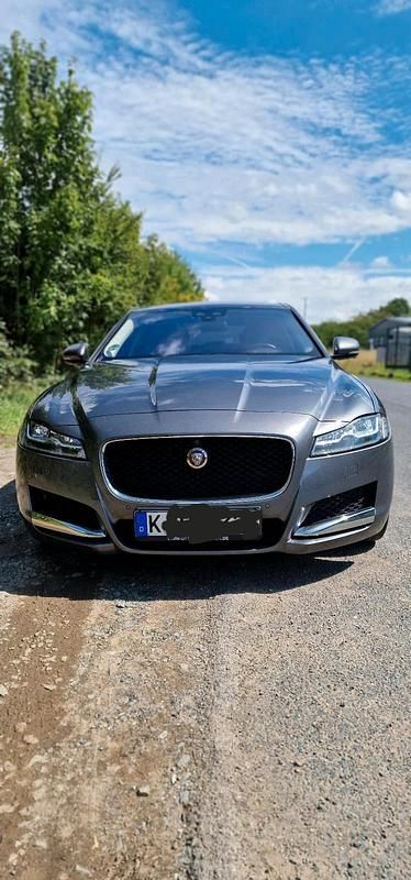 Grau Gebraucht 2015 Jaguar XF Portfolio Limousine | 17.499 € (Fairer Preis) - Bild 1/4