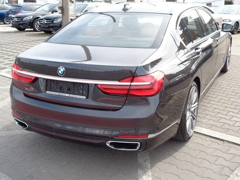 Gebraucht BMW 750L Performance 449 PS (330 kW) 2015 Grau Limousine