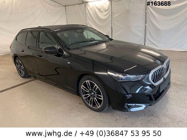 Black metallic Gebraucht 2024 BMW 520 M Sport Kombi | 48.950 € - Bild 1/4