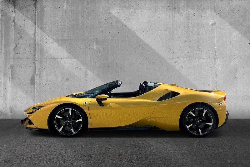 Gebraucht Ferrari SF90 1001 PS (736 kW) 2021 Gelb Cabrio
