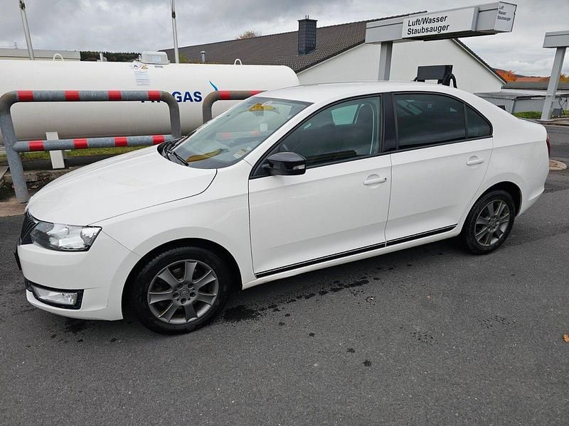 Weiß Gebraucht 2015 Skoda Rapid Active Limousine | 5.500 € (Superpreis) - Bild 1/4